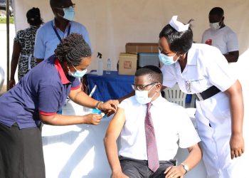 Obwakabaka buzzeemu okugema abantu COVID-19