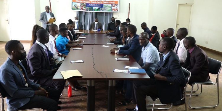 Abazambogo bakulanya mu maaso ga Beene