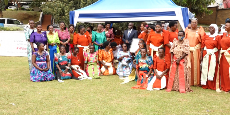 Abazadde basabiddwa okugunjula obulungi abaana