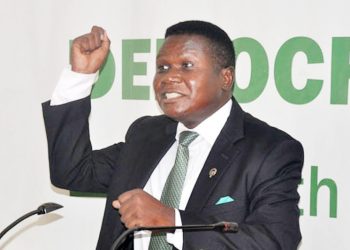 Mao agamba agamba aba NRM bakuwagira Siranda akiike mu East Africa, avumiridde enkwe mu Opozisoni