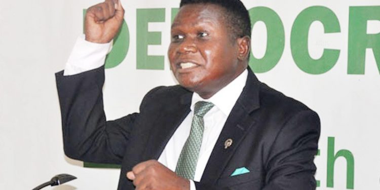 Mao agamba agamba aba NRM bakuwagira Siranda akiike mu East Africa, avumiridde enkwe mu Opozisoni