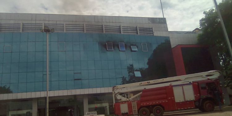 Omuliro gukutte woofiisi ya Ssaabalamuzi Owiny- Dollo