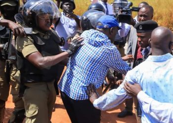 Besigye azzeemu okwekalakaasa nga abatambuza ebigere lwa bbeeyi ya bintu