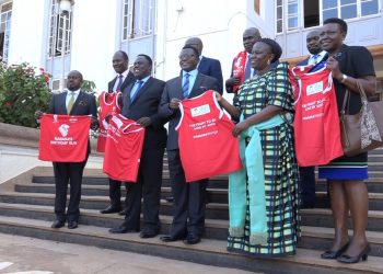 Owek. Mayiga asisinkanye aba NIRA nasaba abantu okwewandiisa