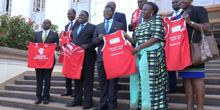 Owek. Mayiga asisinkanye aba NIRA nasaba abantu okwewandiisa