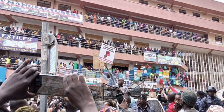 Besigye atolose ku bakuumaddembe, bamwekangidde ku Arua Park nga yeekalakaasa ku bbeeyi y’ebintu