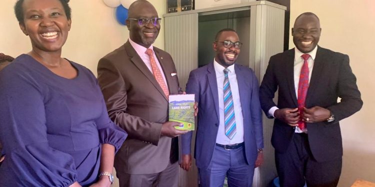 Owek. Waggwa atongozza enkola y’ Ebitawuluzi okuwa abantu obwenkanya
