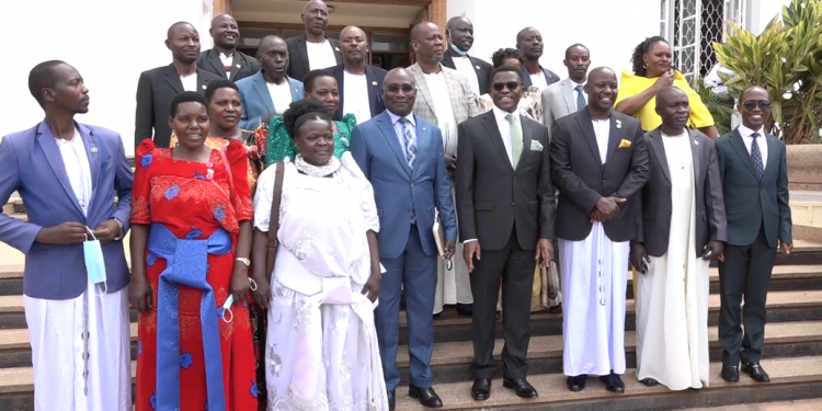 Katikkiro Mayiga asabye gavumenti eteekewo obwerufu mu nteekateeka zaayo bweziba zinakola