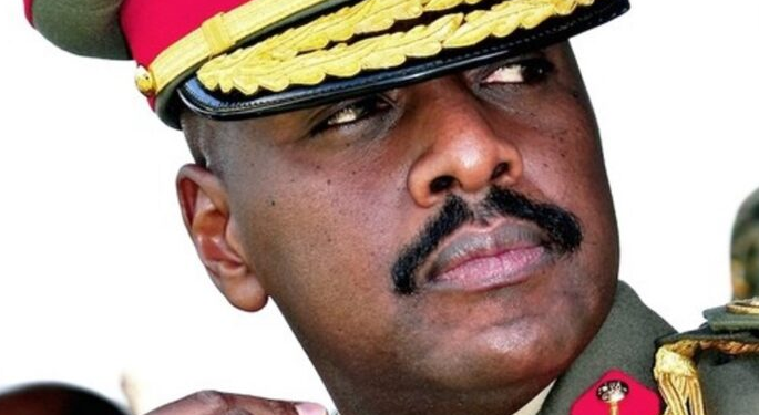 Gen Muhoozi asabye kkooti egobe omusango ogwamuwaabirwa ku bubaga bw’amazaalibwa