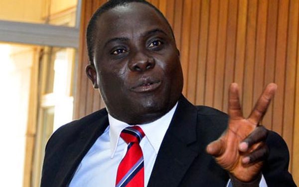 Muwanga Kivumbi : Bamafiya bagezaako okuzza endagaano y’emmwaanyi nga bakyuusa Palamenti byeyasalawo