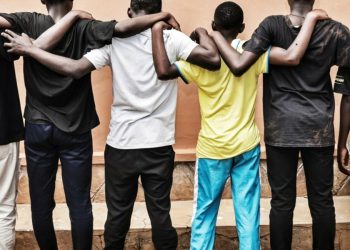 Alipoota egamba abakyala abakulu bongedde okuwasa obulenzi obuto nga babulimba n’ensimbi