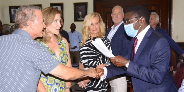 Katikkiro Mayiga atenderezza aba Wells of Life olw’okubunyisa amazzi amayonjo