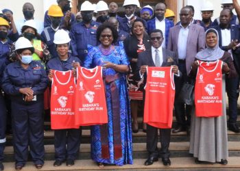 Katikkiro Mayiga asabye KCCA etuume enguudo obupande obukwatagana n’enno z’ebitundu