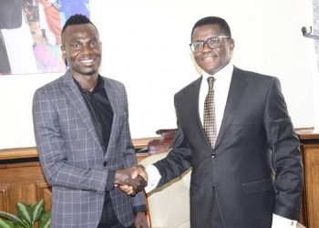 Katikkiro Mayiga  asisinkanye Kapiteeni wa Cranes Emma Okwi