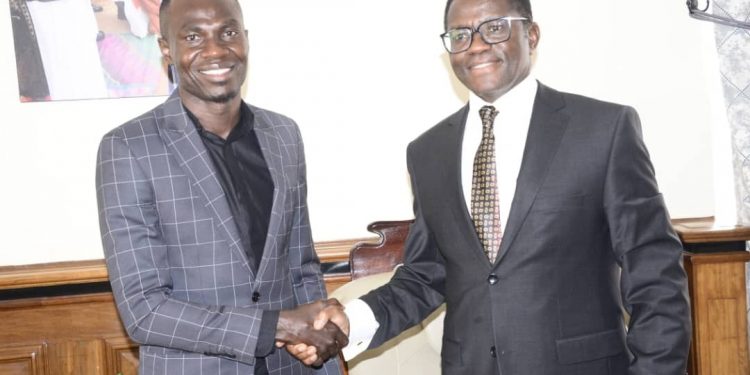 Katikkiro Mayiga asisinkanye Kapiteeni wa Cranes Emma Okwi