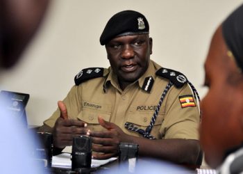  Poliisi ekutte omupoliisi eyakutte mugole wakati mu mukolo gw’ embaga
