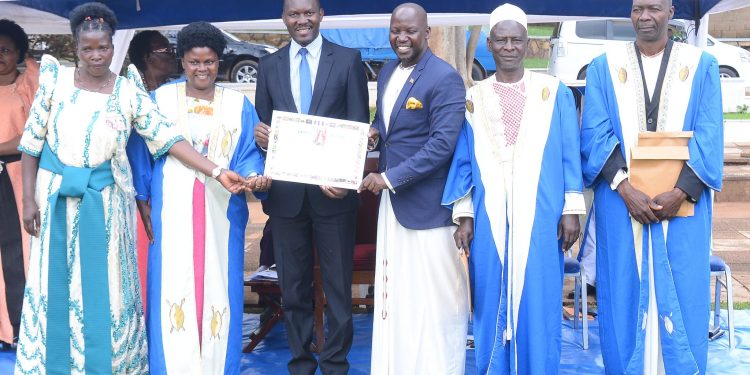 Minisita Kiyimba afalaasidde abantu okwettanira obwegassi  era banyweze ebika
