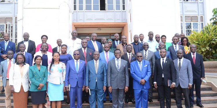 Katikkiro Mayiga akuutidde abakulira ebitongole  okuyiiya bayite mu mbeera y’ebyenfuna esomooza