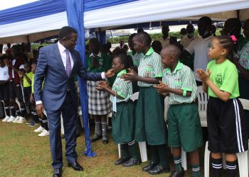 Katikkiro Mayiga alabudde abazadde ku bukambwe obuyitiridde