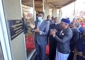 Katikkiro  Mayiga akuutidde  bannanyini kampuni okunyweza omutindo