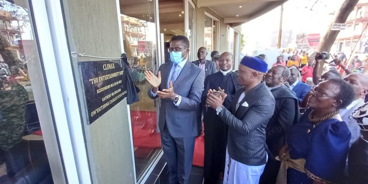 Katikkiro  Mayiga akuutidde  bannanyini kampuni okunyweza omutindo