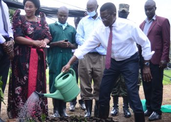 Katikkiro Mayiga akuutidde abantu okweyigiriza okulondoola  emirimu baleme kufiirwa  