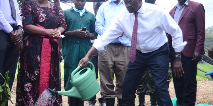 Katikkiro Mayiga akuutidde abantu okweyigiriza okulondoola  emirimu baleme kufiirwa  
