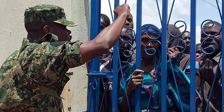 Owa P7 e Bukomansimbi yeetugidde ku ssomero, abazadde bakitadde ku basomesa