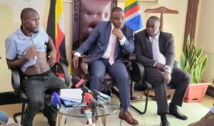 ‘State house’ eyingidde mu nsonga z’omusajja alumiriza abasawo okuggyamu ensigo nga bamujjanjaba ku mutwe