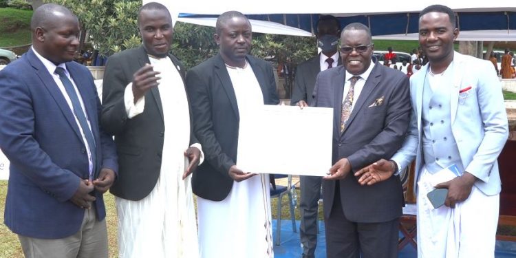 Minisita Bwanika asabye abazadde okutuukiriza obuvunaanyizibwa bwabwe eri abazadde