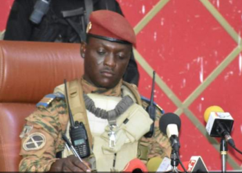 Eyawambye obuyinza e Burkina Faso alayiziddwa, kati ye Pulezidenti asinga obuto mu Afirika