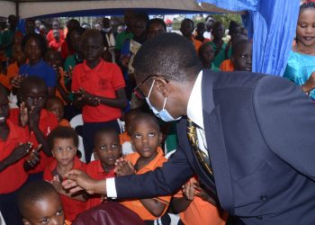 Katikkiro Mayiga alabudde abantu ku kirwadde ky’Ebola, ayimirizza abaana b’ Amasomero okujja mu Luwalo