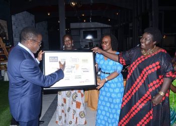 Owek. Mayiga asisinkanye abakyala abawandiika ebitabo, abasabye okwongera okunoonya okumanya