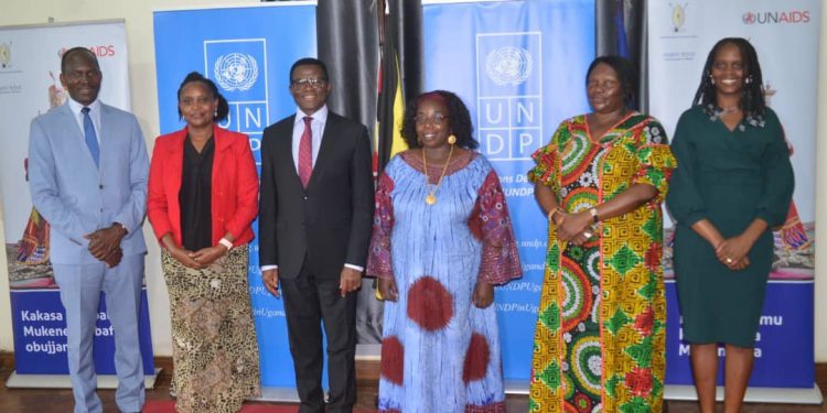 Katikkiro Mayiga asabye abantu okugondera ebiragiro by’abasawo ku Ebola ne Mukenenya