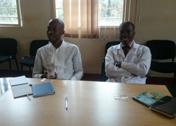 Abasawo batiisizatiisiza okwekalakaasa olw’embeera embi mwebakolera