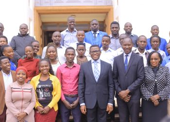 Katikkiro Mayiga atenderezza bannamawulire abasaka ag’Embuga, abasabye obuteekubagiza