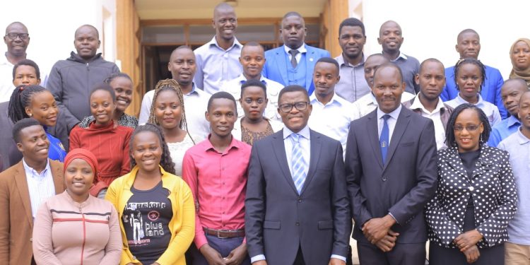 Katikkiro Mayiga atenderezza bannamawulire abasaka ag’Embuga, abasabye obuteekubagiza