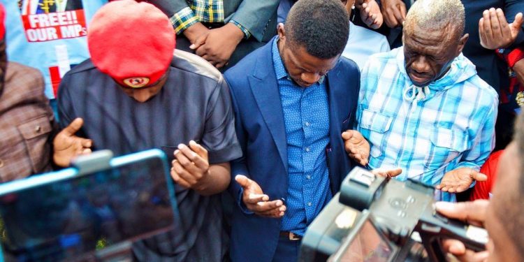 Dr. Besigye  ne Bobi Wine bagobaganye ne Poliisi, Ttiyaggaasi anyoose