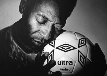 Ensi ekungubagidde Pele, Bannabyamizannyo bamutendereza