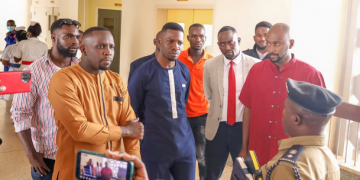 Bagaanye Bobi Wine ne banne okulambula Ssewanyana  e Mulago  gyeyatwalidwa nga ali bubi