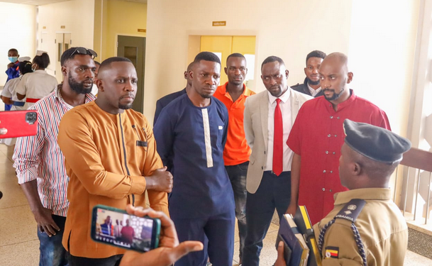 Bagaanye Bobi Wine ne banne okulambula Ssewanyana  e Mulago  gyeyatwalidwa nga ali bubi