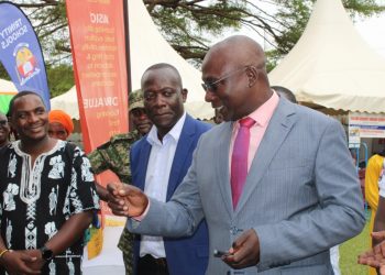 Minisita Kyewalabye Male asabye Gavumenti esooke kwebuuza ku bakwatibwako nga tennagereka bisale by’ amasomero