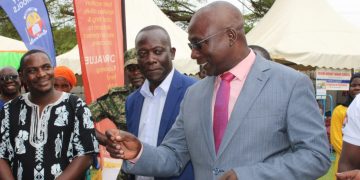 Minisita Kyewalabye Male asabye Gavumenti esooke kwebuuza ku bakwatibwako nga tennagereka bisale by’ amasomero