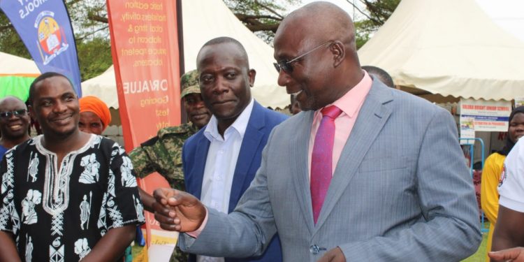 Minisita Kyewalabye Male asabye Gavumenti esooke kwebuuza ku bakwatibwako nga tennagereka bisale by’ amasomero