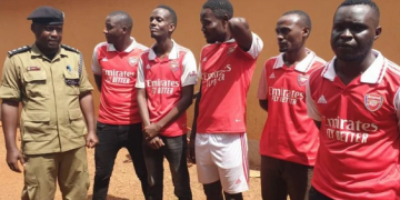 Aba Arsenal abaakwatibwa olw’okuyisa ebivvulu nga bawangudde Manchester United bayimbuddwa