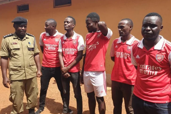 Aba Arsenal abaakwatibwa olw’okuyisa ebivvulu nga bawangudde Manchester United bayimbuddwa