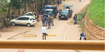 Poliisi eremesezza olukung’aana ku mafuta olubaddemu Bobi Wine ne Besigye