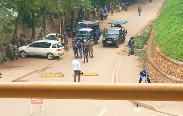 Poliisi eremesezza olukung’aana ku mafuta olubaddemu Bobi Wine ne Besigye