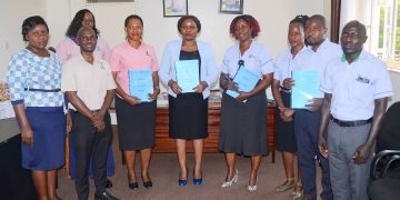 Abakulira amasomo g’Embuga banjudde ebyavudde mu bigezo bya U.C.E , basabiddwa okunyiikirira amasomo ga Saayansi