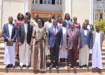 Katikkiro Mayiga asabye bannamateeka okuyamba abantu bagategeere